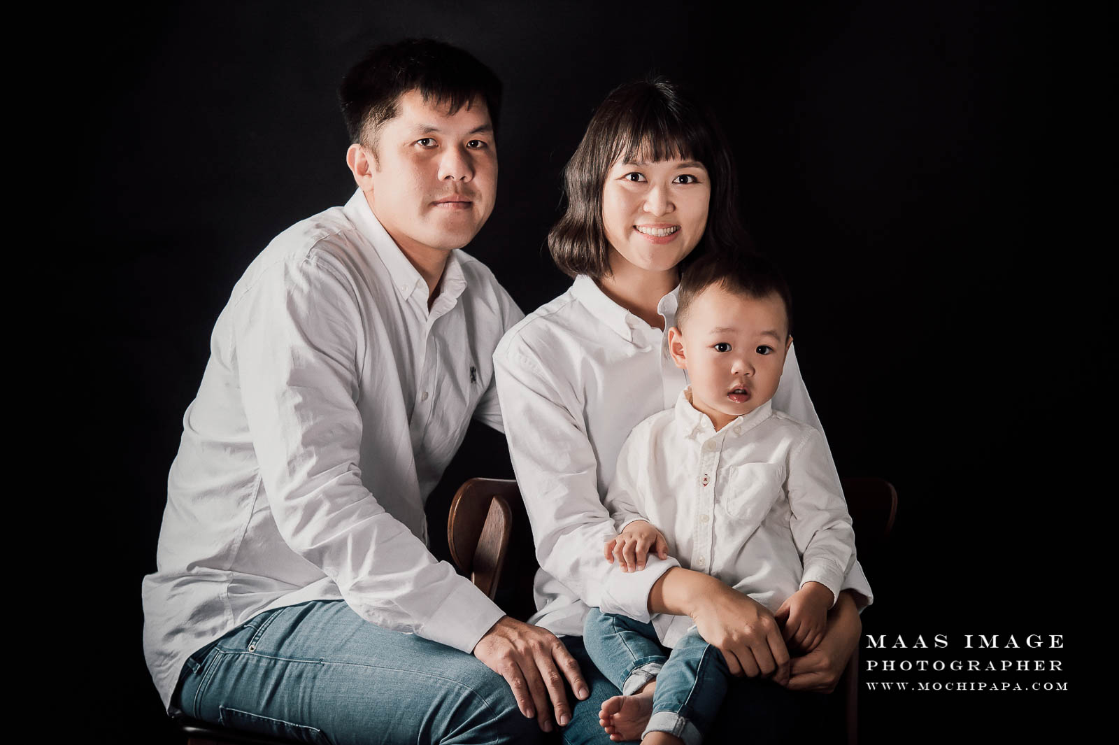 台南全家福攝影｜簡約小方案 3,100 元｜用簡單背景留下最自然的家庭記憶